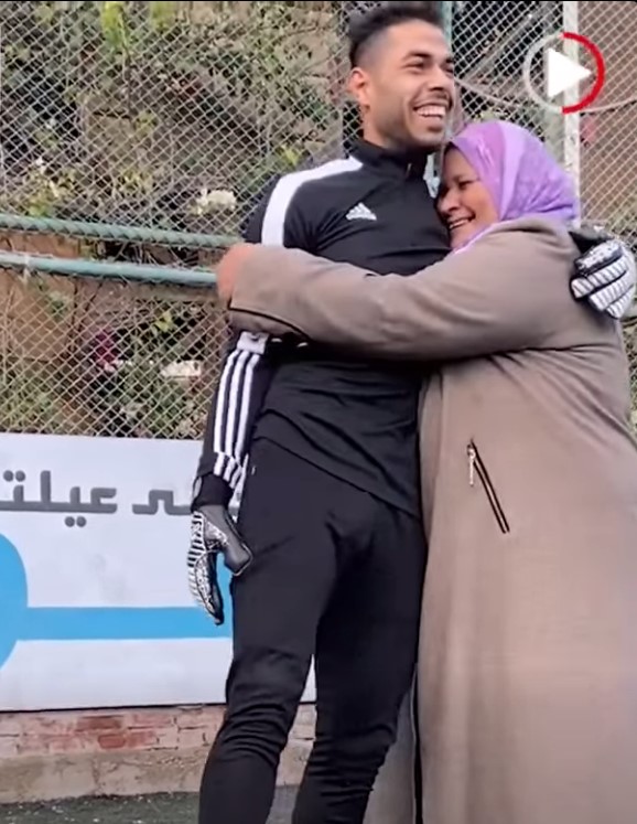 أحمد مع والدته